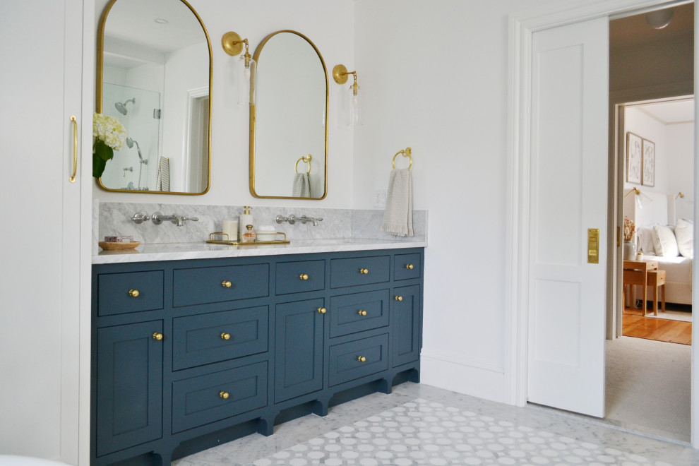 Modelo de cuarto de baño tradicional renovado con baldosas y/o azulejos blancos, baldosas y/o azulejos de cemento, paredes blancas, suelo con mosaicos de baldosas, lavabo suspendido y suelo multicolor