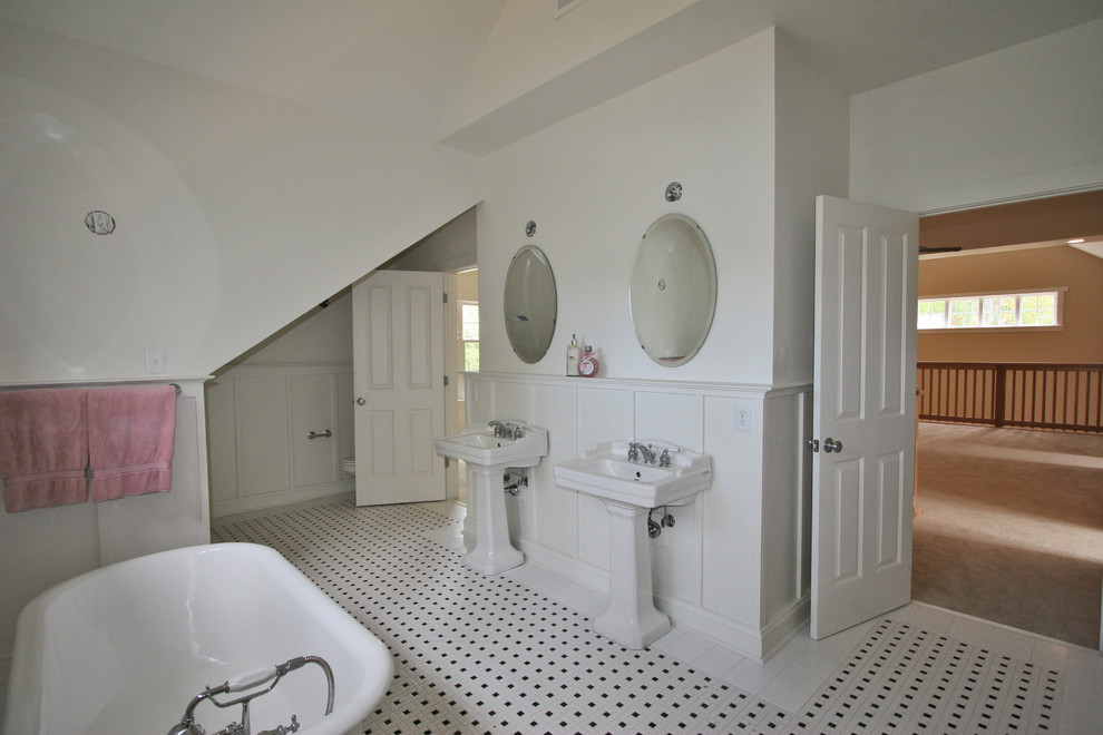 Inspiration för amerikanska en-suite badrum, med ett fristående badkar, en toalettstol med separat cisternkåpa, vita väggar, linoleumgolv och ett piedestal handfat