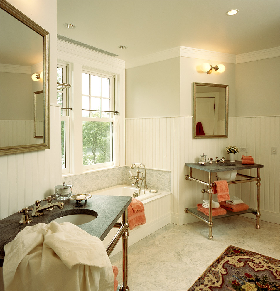 Ejemplo de cuarto de baño tradicional con lavabo bajoencimera, bañera encastrada, paredes grises y encimeras grises