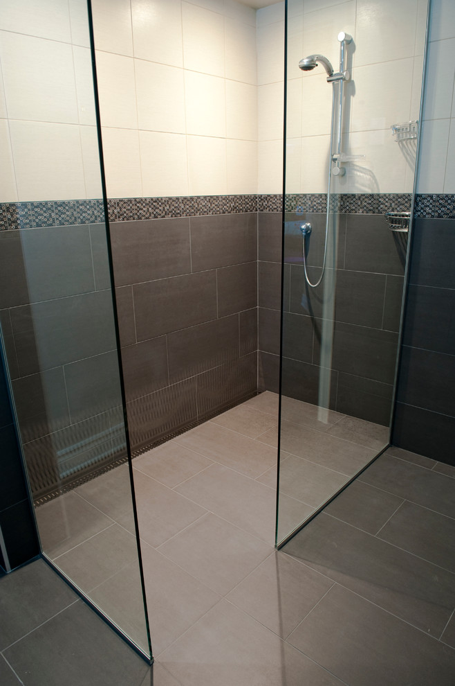 Mid-sized master ceramic tile doorless shower photo in Montreal