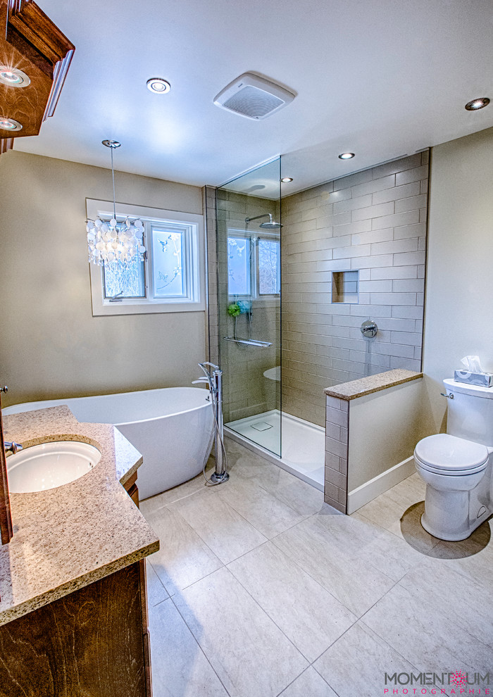 Immagine di una stanza da bagno padronale minimalista di medie dimensioni con consolle stile comò