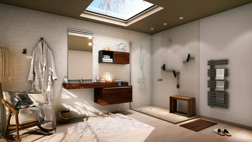 Пример оригинального дизайна: большая главная ванная комната в скандинавском стиле с светлыми деревянными фасадами, душем без бортиков, бежевой плиткой, белыми стенами, консольной раковиной, бежевым полом, душем с раздвижными дверями, столешницей из дерева, коричневой столешницей и тумбой под одну раковину