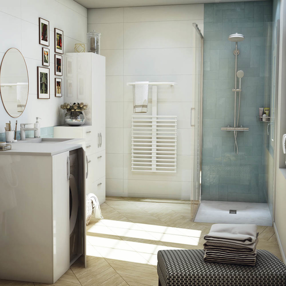 Bild på ett mellanstort en-suite badrum, med vita skåp, en kantlös dusch, blå kakel, keramikplattor, vita väggar, klinkergolv i keramik, ett konsol handfat, beiget golv och dusch med skjutdörr