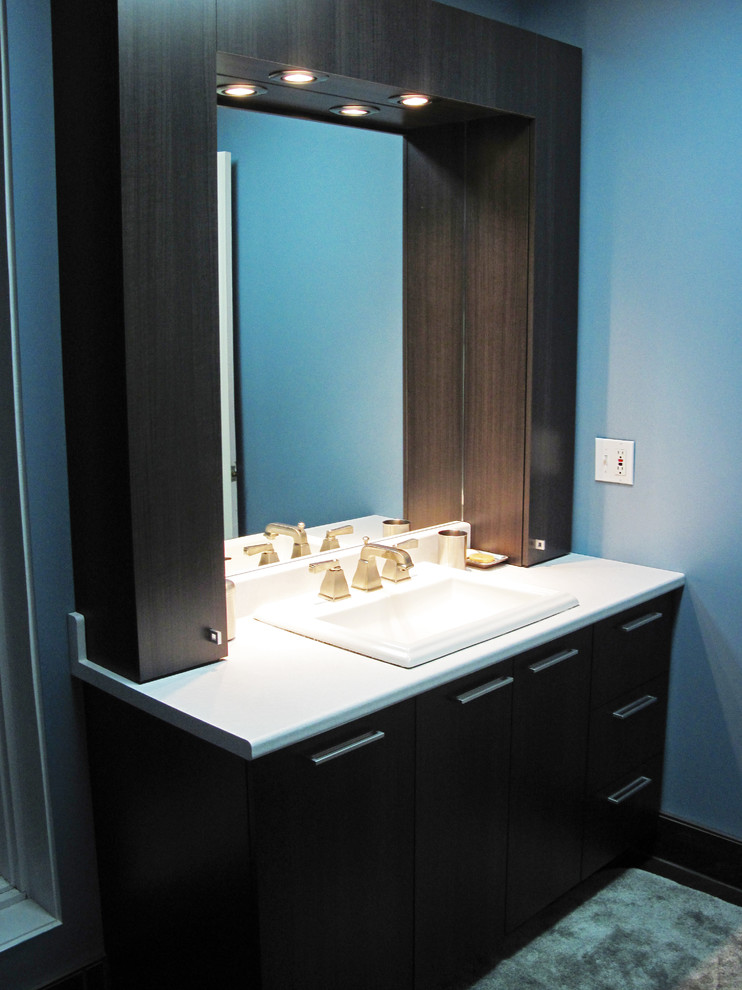 Example of a minimalist bathroom design in Montreal