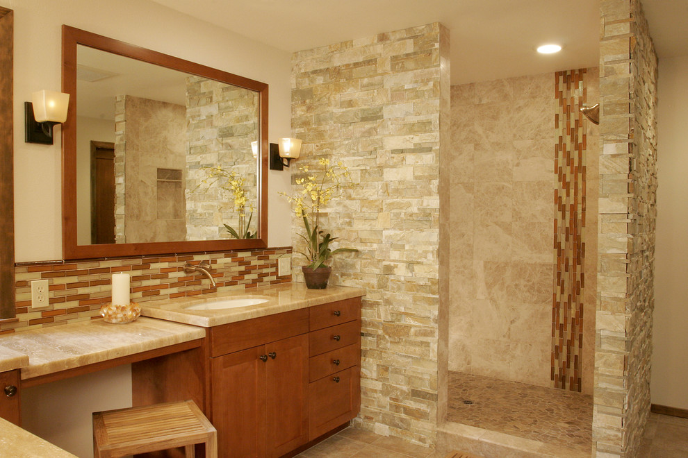 Cette image montre une salle de bain principale chalet avec un lavabo encastré, une douche ouverte et un carrelage beige.