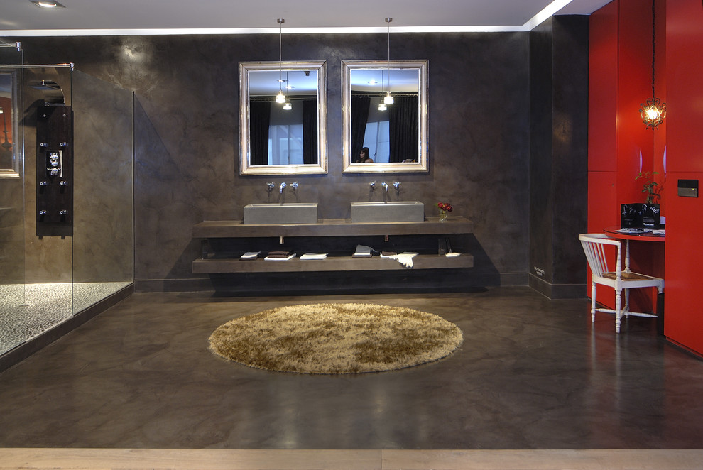 Großes Modernes Duschbad mit offenen Schränken, grauen Schränken, Eckdusche, grauer Wandfarbe, Betonboden, Aufsatzwaschbecken und Beton-Waschbecken/Waschtisch in Barcelona
