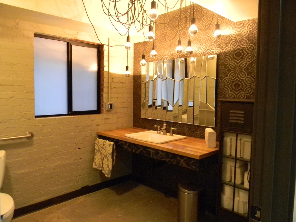 Imagen de cuarto de baño urbano pequeño con lavabo encastrado, encimera de madera, paredes grises, suelo de cemento y aseo y ducha