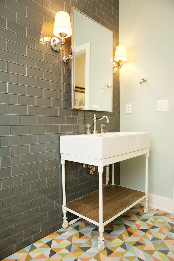 Ispirazione per una stanza da bagno contemporanea con piastrelle grigie, piastrelle di vetro, pareti verdi e lavabo a colonna