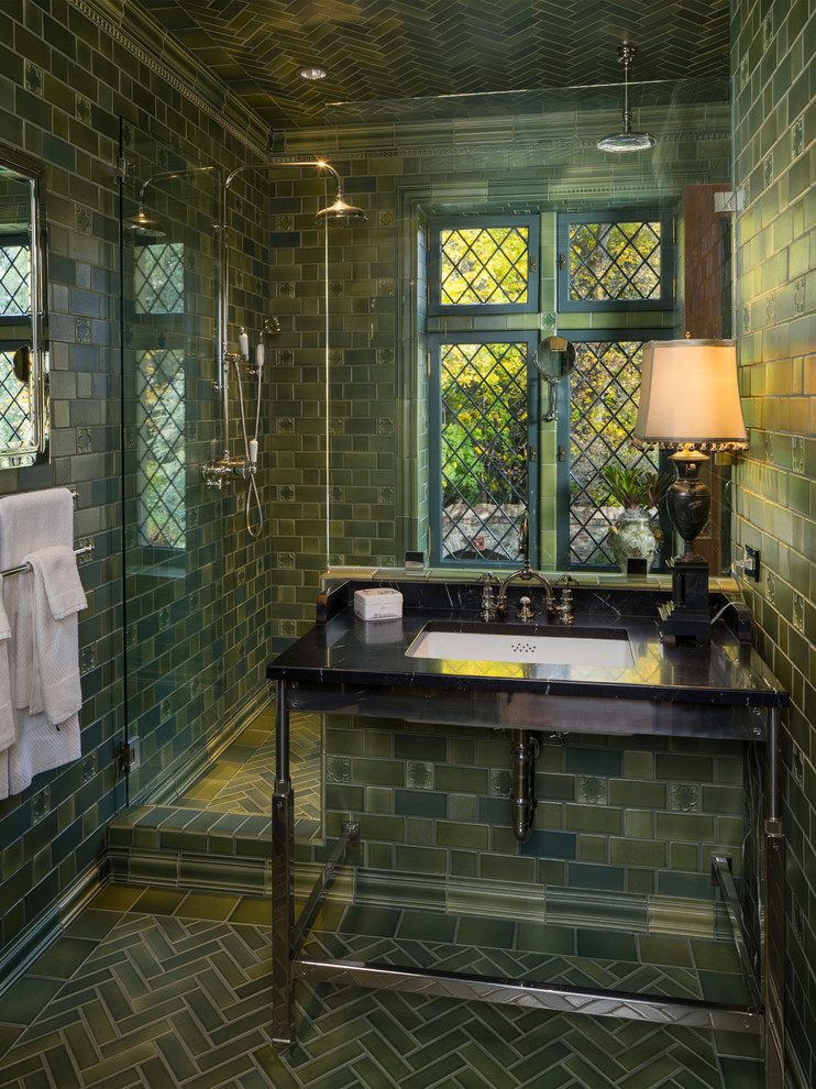 Diseño de cuarto de baño tradicional pequeño con ducha doble, baldosas y/o azulejos verdes, baldosas y/o azulejos de cerámica, aseo y ducha, paredes verdes y ducha con puerta con bisagras