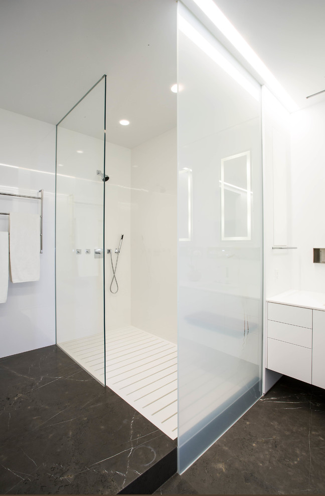 Источник вдохновения для домашнего уюта: большая главная ванная комната в стиле модернизм с плоскими фасадами, белыми фасадами, открытым душем, унитазом-моноблоком, белой плиткой, керамогранитной плиткой, белыми стенами, столешницей из искусственного кварца, черным полом, открытым душем и бетонным полом