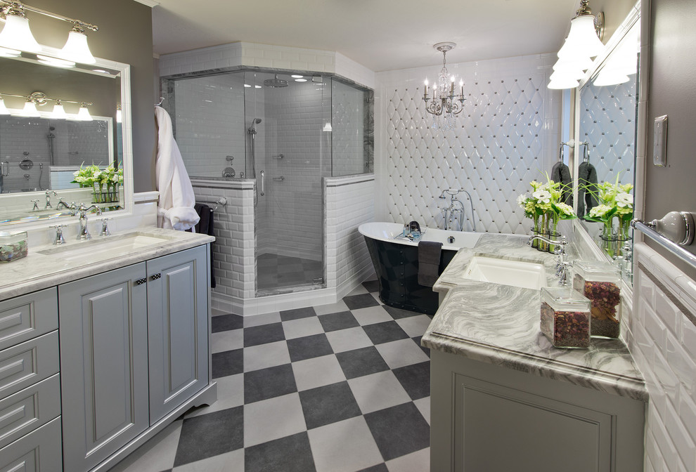 Immagine di una stanza da bagno classica con vasca freestanding e piastrelle diamantate