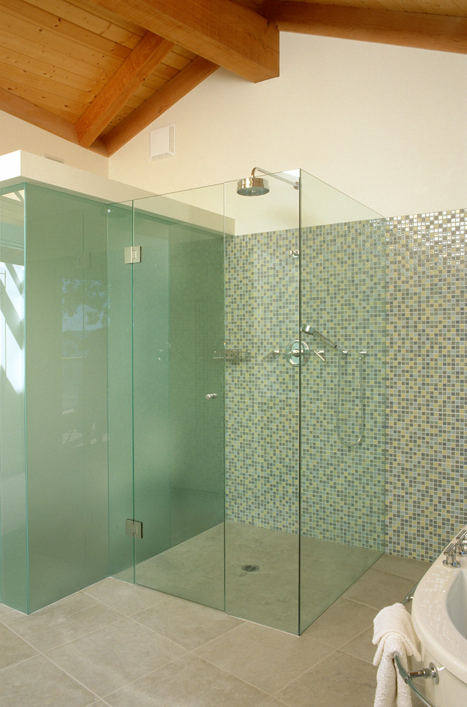 Modelo de cuarto de baño rústico con ducha a ras de suelo, baldosas y/o azulejos multicolor y baldosas y/o azulejos en mosaico