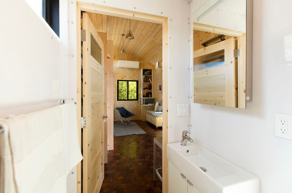 Пример оригинального дизайна: маленькая ванная комната в современном стиле с белыми стенами и темным паркетным полом для на участке и в саду