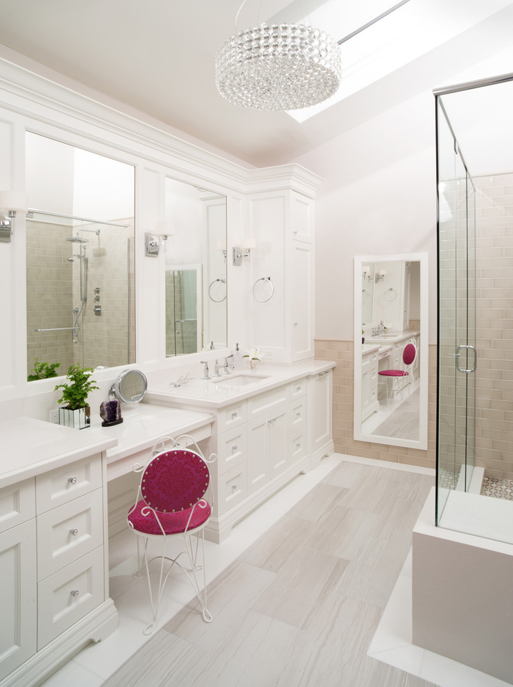 Источник вдохновения для домашнего уюта: главная ванная комната в классическом стиле с серой плиткой, керамогранитной плиткой, полом из керамогранита, врезной раковиной, фасадами с утопленной филенкой, белыми фасадами, угловым душем и белыми стенами