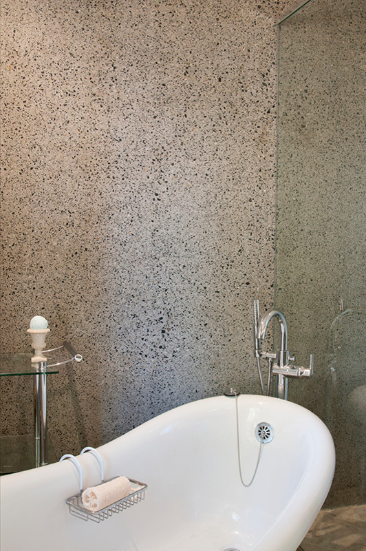 Foto di una stanza da bagno padronale stile rurale di medie dimensioni con vasca freestanding, doccia ad angolo, piastrelle nere, piastrelle grigie, piastrelle di cemento, pareti grigie e porta doccia a battente