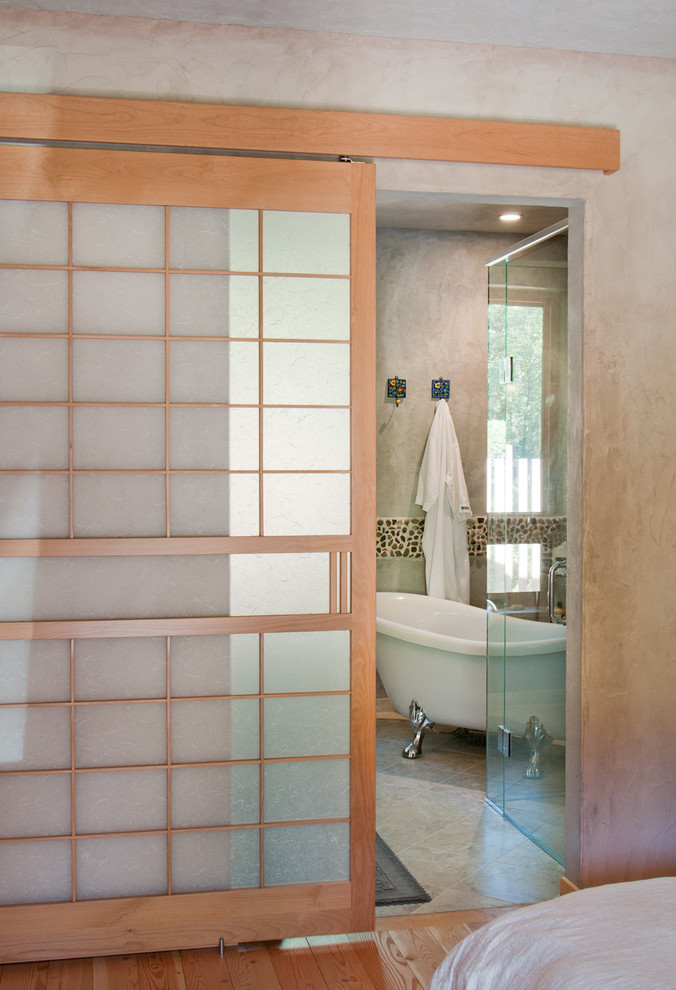 Стильный дизайн: главная ванная комната среднего размера в стиле рустика с столешницей из бетона, ванной на ножках, угловым душем, бежевыми стенами и бетонным полом - последний тренд