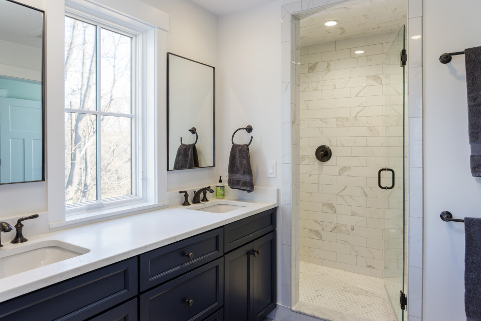 Exempel på ett minimalistiskt vit vitt en-suite badrum, med släta luckor, blå skåp, vita väggar och granitbänkskiva
