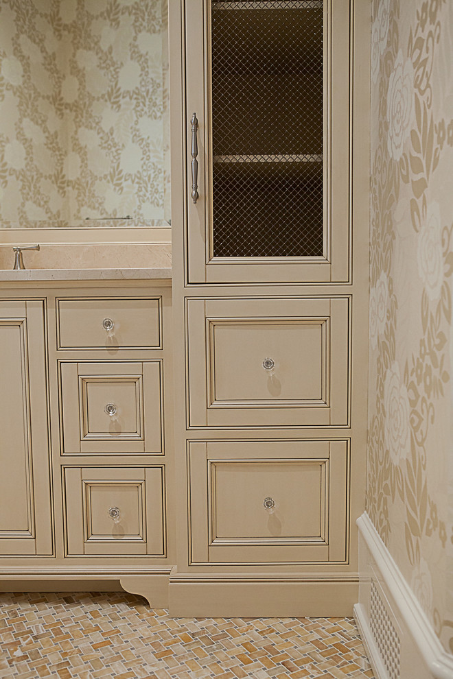 Inredning av ett klassiskt en-suite badrum, med luckor med upphöjd panel, beige skåp, ett badkar i en alkov, beige kakel, marmorgolv, ett undermonterad handfat och granitbänkskiva