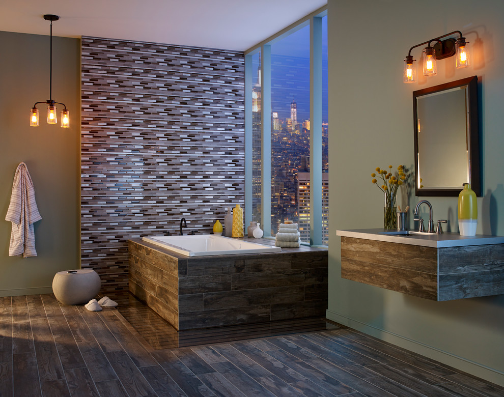 Idee per una grande stanza da bagno padronale minimal con vasca ad angolo, piastrelle marroni, piastrelle in gres porcellanato, pareti verdi e pavimento in gres porcellanato