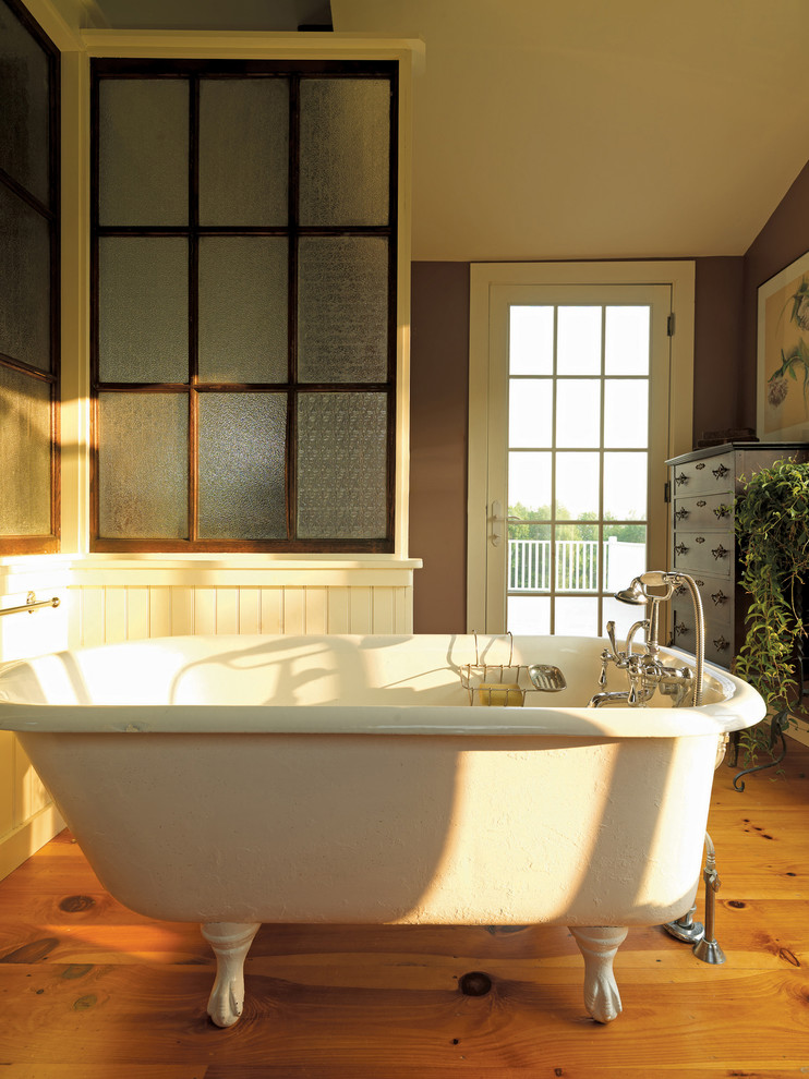 Claw-foot bathtub - traditional claw-foot bathtub idea in Burlington