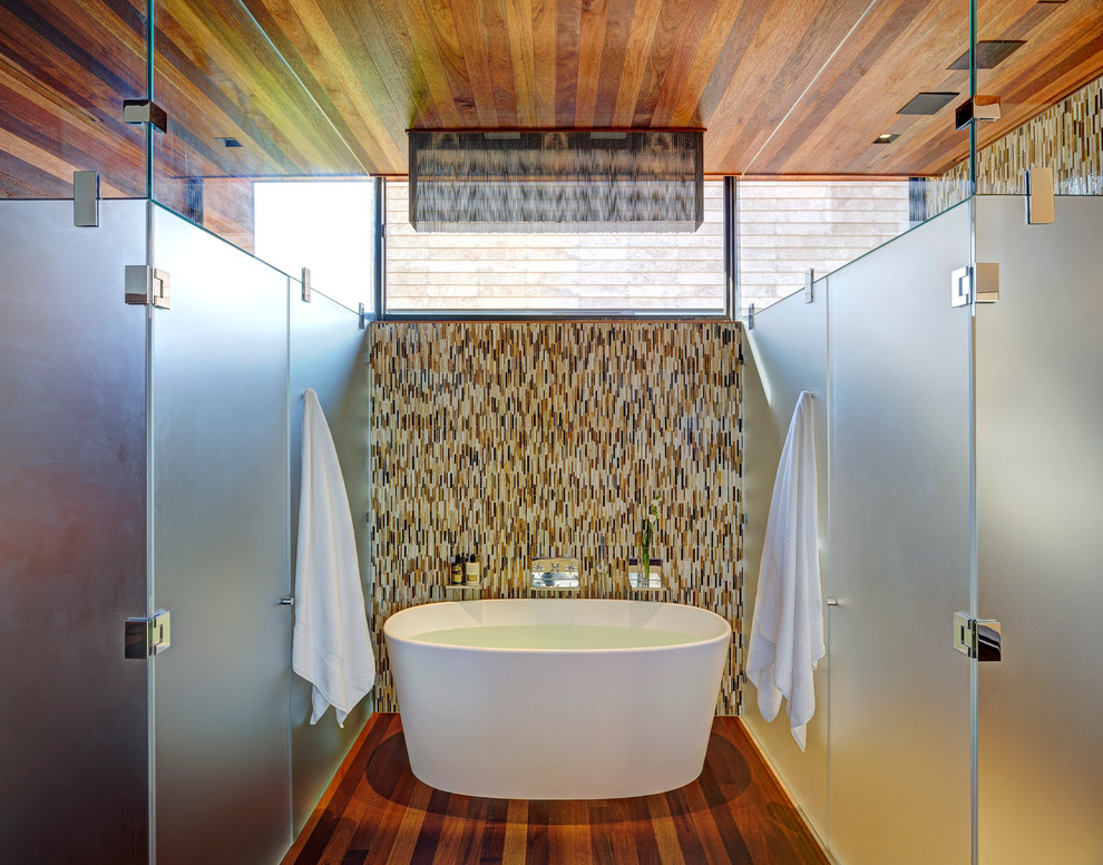 Inspiration för moderna badrum, med ett fristående badkar, brun kakel och stickkakel