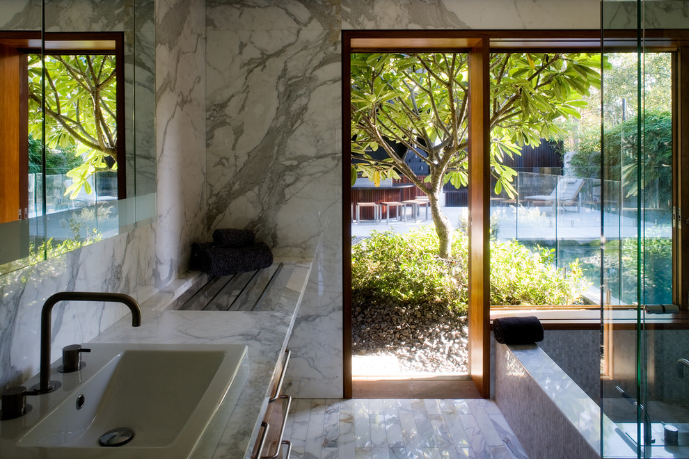 Modernes Badezimmer mit Marmor-Waschbecken/Waschtisch in Brisbane