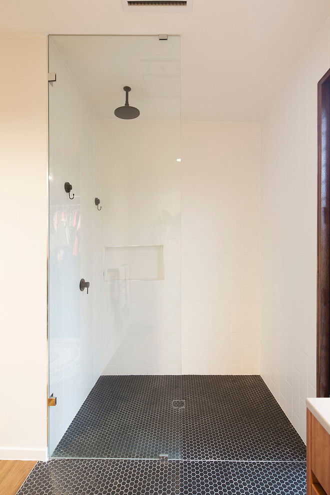 Bild på ett litet funkis en-suite badrum, med möbel-liknande, skåp i mellenmörkt trä, en öppen dusch, vit kakel, tunnelbanekakel, vita väggar, mosaikgolv, ett konsol handfat, bänkskiva i kvarts, svart golv och med dusch som är öppen