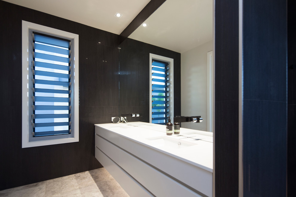 Mittelgroßes Modernes Badezimmer En Suite mit flächenbündigen Schrankfronten, weißen Schränken, schwarzen Fliesen, Keramikfliesen, weißer Wandfarbe, Marmorboden und Unterbauwaschbecken in Brisbane