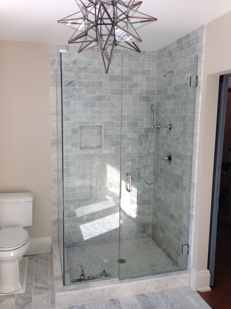 Idéer för ett klassiskt en-suite badrum, med en hörndusch, en toalettstol med separat cisternkåpa, vit kakel, stenkakel, beige väggar och marmorgolv