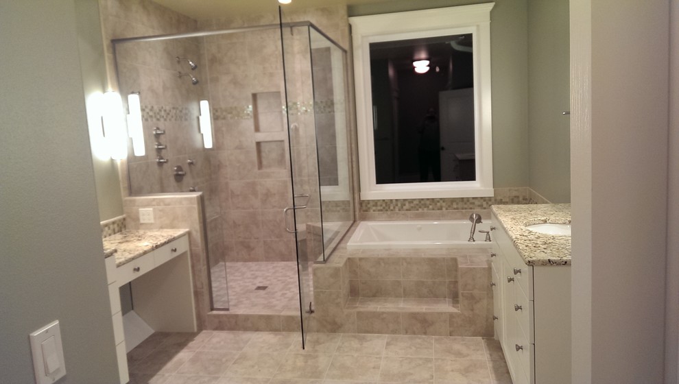 Uriges Badezimmer mit Schrankfronten mit vertiefter Füllung, weißen Schränken, Granit-Waschbecken/Waschtisch und beigen Fliesen in Seattle