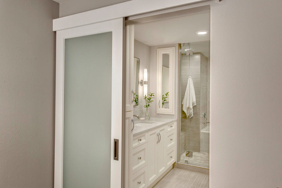 Imagen de cuarto de baño clásico renovado con lavabo bajoencimera y encimera de cuarzo compacto