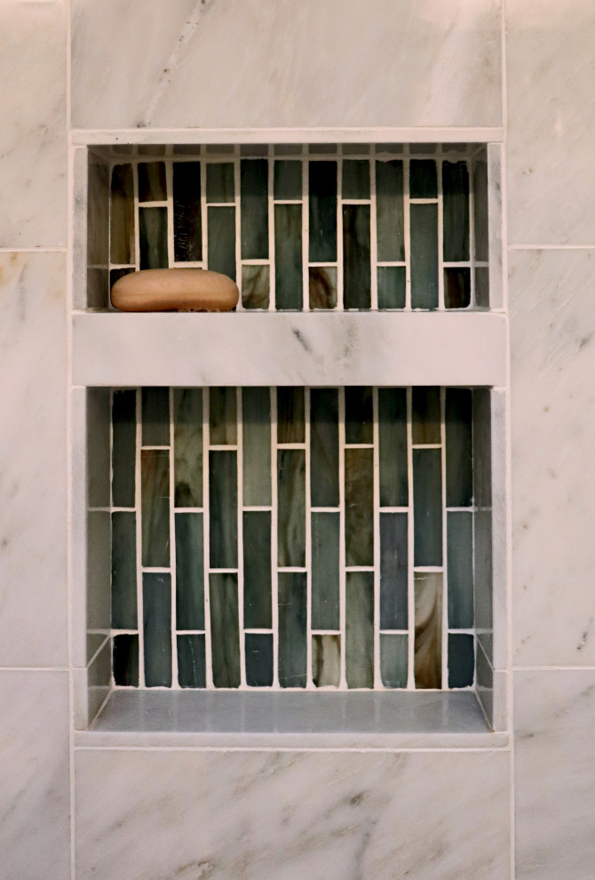 Стильный дизайн: главная ванная комната среднего размера в современном стиле с фасадами с утопленной филенкой, фасадами цвета дерева среднего тона, душем в нише, инсталляцией, белой плиткой, мраморной плиткой, серыми стенами, полом из керамогранита, врезной раковиной, столешницей из кварцита, серым полом, душем с распашными дверями, серой столешницей, нишей, тумбой под две раковины и подвесной тумбой - последний тренд