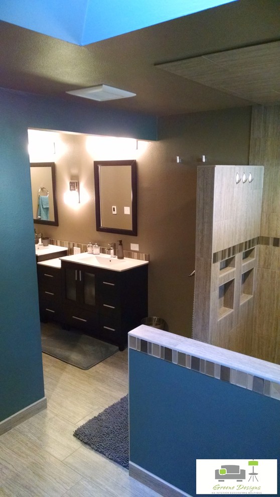 Идея дизайна: большая главная ванная комната в стиле модернизм с фасадами в стиле шейкер, темными деревянными фасадами, угловой ванной, открытым душем, керамогранитной плиткой, синими стенами и полом из керамогранита