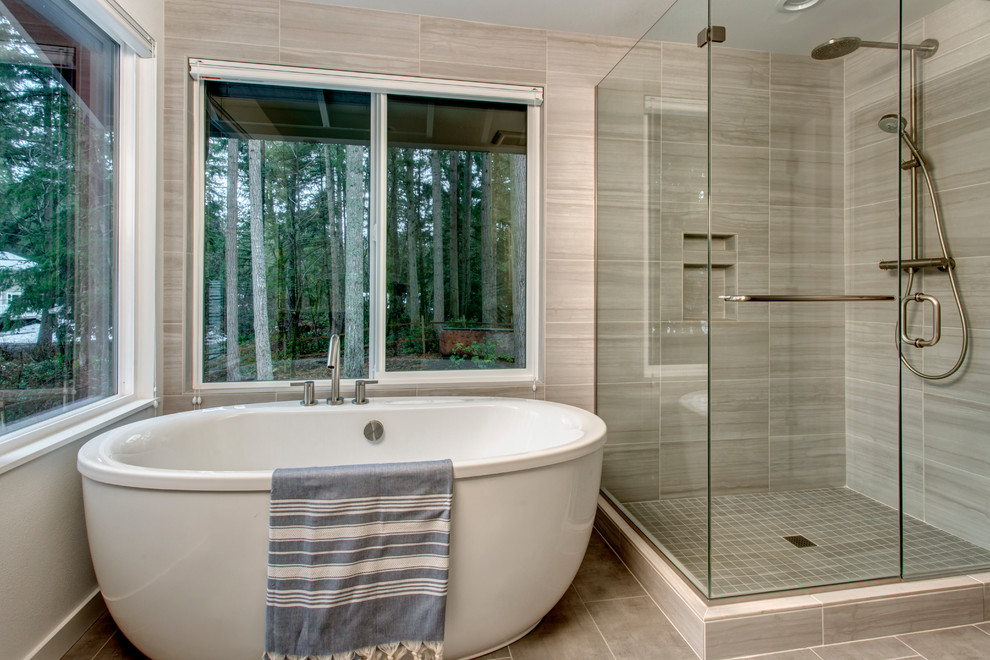 Cette image montre une salle de bain principale design avec un placard à porte plane, une baignoire indépendante, une douche à l'italienne, un carrelage gris, un mur blanc, un sol en carrelage de céramique, un lavabo encastré et un plan de toilette en quartz modifié.