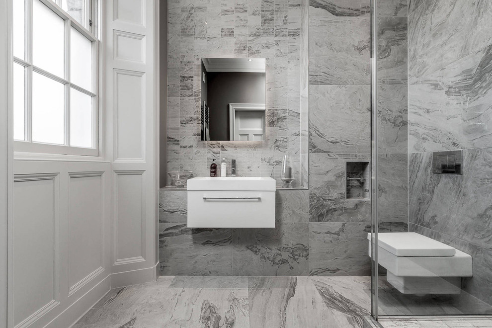 Foto de cuarto de baño principal contemporáneo de tamaño medio con puertas de armario blancas, ducha abierta, sanitario de una pieza, losas de piedra y lavabo integrado