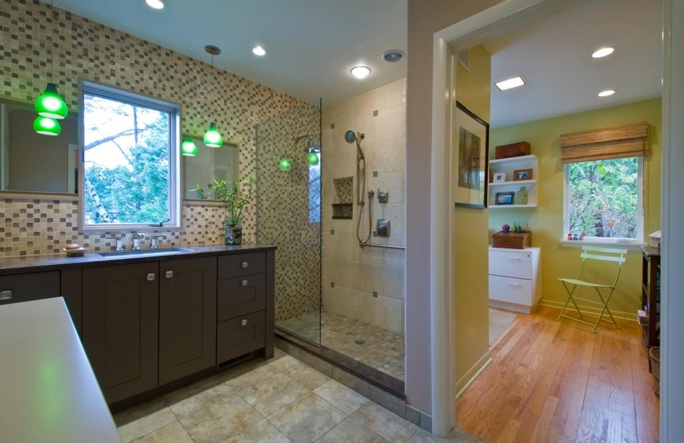 Пример оригинального дизайна: ванная комната в современном стиле с врезной раковиной, фасадами в стиле шейкер, темными деревянными фасадами, душем в нише, разноцветной плиткой и плиткой мозаикой