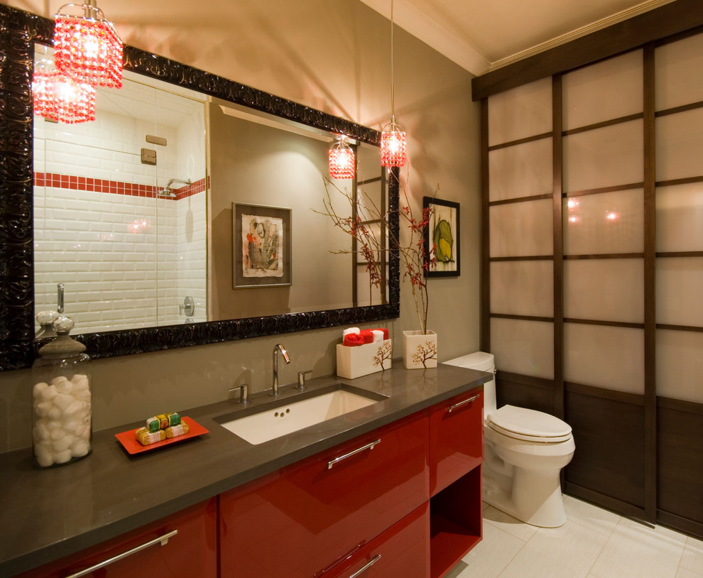 Inspiration pour une salle de bain asiatique de taille moyenne avec un placard à porte plane, des portes de placard rouges, WC à poser, un mur vert, un sol en carrelage de porcelaine, un lavabo encastré, un plan de toilette en surface solide, un sol blanc et une cabine de douche à porte battante.