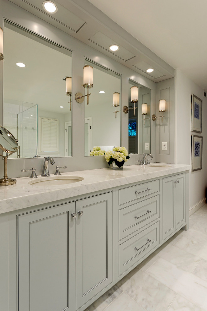 Exempel på ett modernt badrum, med släta luckor, vita skåp, vita väggar, marmorgolv och marmorbänkskiva