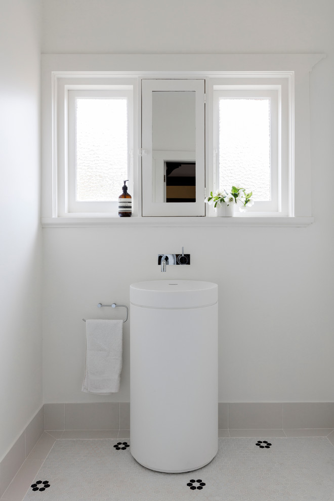 Immagine di una stanza da bagno minimal con pareti bianche, pavimento con piastrelle a mosaico e lavabo a bacinella