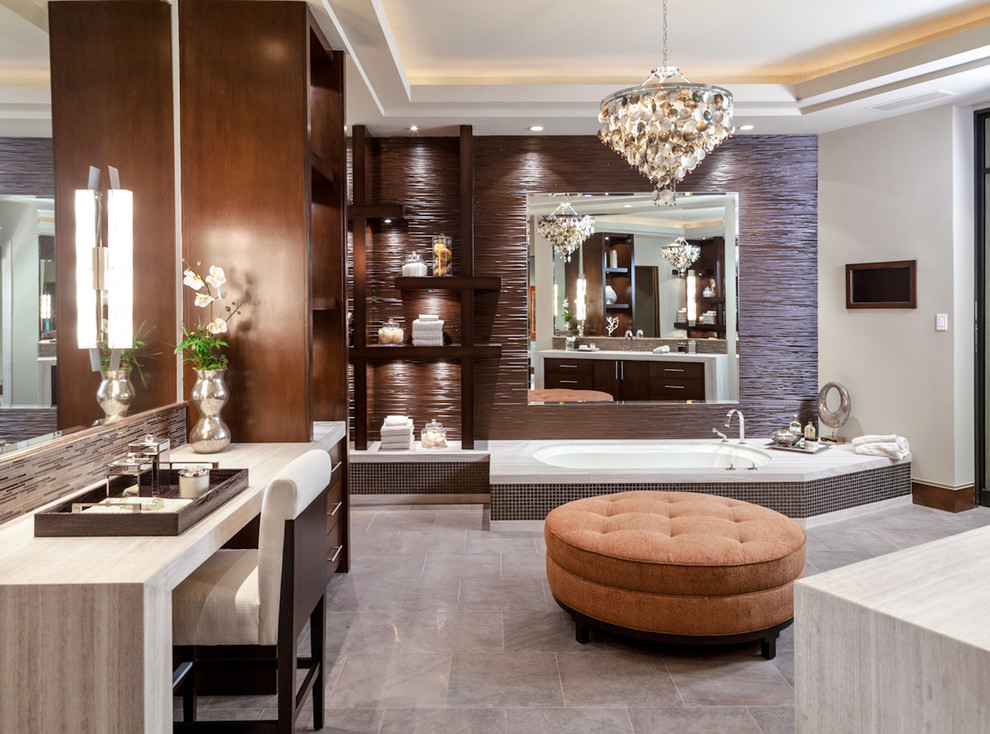 Стильный дизайн: ванная комната в современном стиле с темными деревянными фасадами, полновстраиваемой ванной и серой плиткой - последний тренд