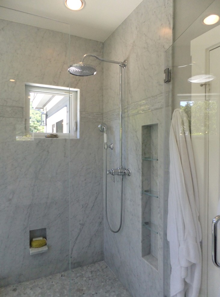 Inredning av ett klassiskt stort en-suite badrum, med bruna skåp, ett fristående badkar, en öppen dusch, en toalettstol med hel cisternkåpa, marmorkakel, grå väggar, klinkergolv i keramik, marmorbänkskiva och vitt golv