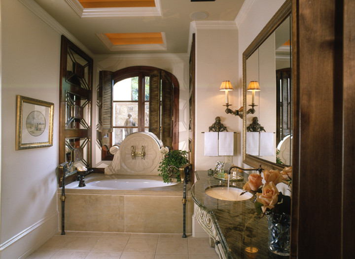 Exempel på ett mellanstort medelhavsstil en-suite badrum, med luckor med upphöjd panel, skåp i mörkt trä, en öppen dusch, beige kakel, brun kakel, flerfärgad kakel, keramikplattor, gula väggar, klinkergolv i keramik, ett undermonterad handfat och granitbänkskiva