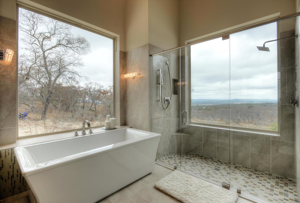 Bild på ett stort funkis en-suite badrum, med ett fristående badkar, en dubbeldusch, beige väggar, beiget golv, dusch med gångjärnsdörr, luckor med infälld panel, skåp i slitet trä, beige kakel och ett undermonterad handfat
