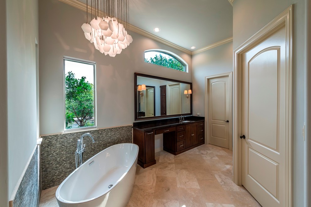 Inspiration för mellanstora klassiska en-suite badrum, med luckor med infälld panel, skåp i mörkt trä, ett fristående badkar, grå kakel, mosaik, grå väggar, kalkstensgolv, ett undermonterad handfat och bänkskiva i akrylsten