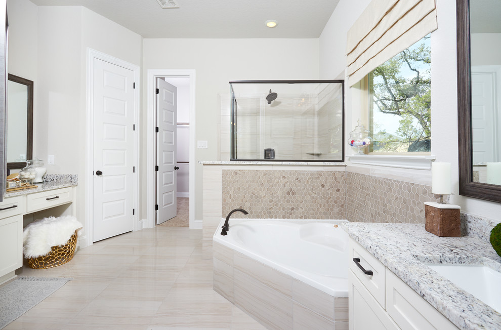 Свежая идея для дизайна: большая главная ванная комната в современном стиле с фасадами с утопленной филенкой, белыми фасадами, угловой ванной, угловым душем, бежевой плиткой, керамической плиткой, белыми стенами, полом из керамической плитки, врезной раковиной, мраморной столешницей, бежевым полом и душем с распашными дверями - отличное фото интерьера