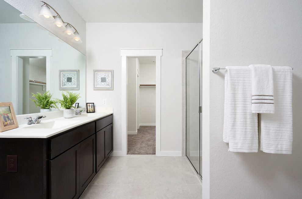 Idéer för ett mellanstort modernt vit en-suite badrum, med luckor med infälld panel, skåp i mörkt trä, en dusch i en alkov, beige kakel, keramikplattor, vita väggar, klinkergolv i keramik, ett undermonterad handfat, bänkskiva i akrylsten, beiget golv och dusch med gångjärnsdörr