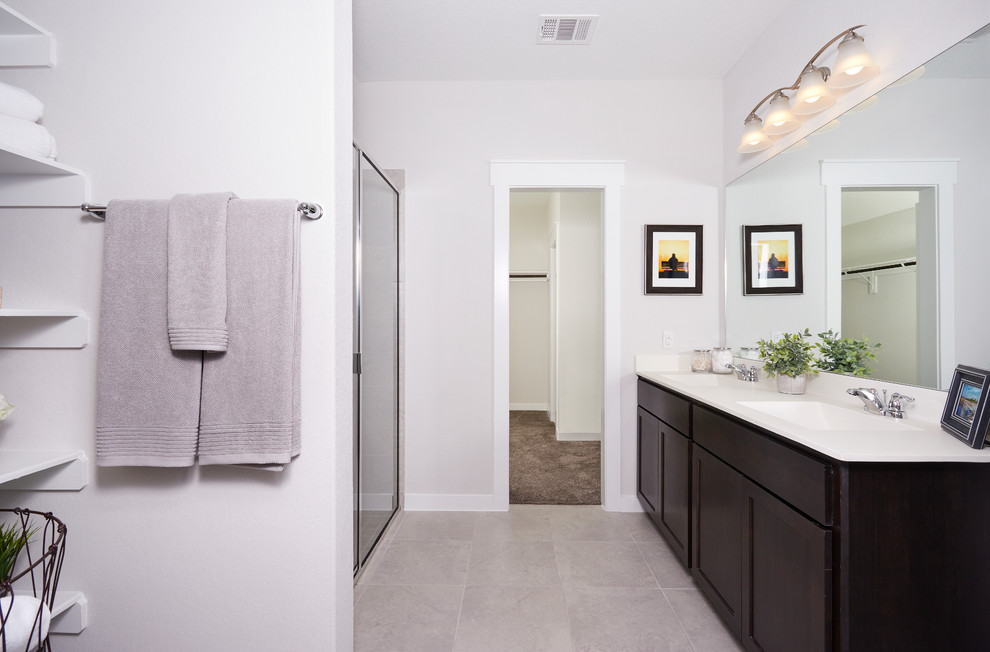 Foto på ett mellanstort funkis vit en-suite badrum, med luckor med infälld panel, skåp i mörkt trä, en dusch i en alkov, grå kakel, keramikplattor, vita väggar, klinkergolv i keramik, ett undermonterad handfat, bänkskiva i akrylsten, grått golv och dusch med gångjärnsdörr