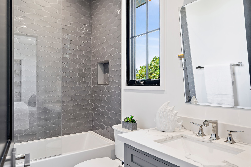 Example of a country bathroom design in San Francisco