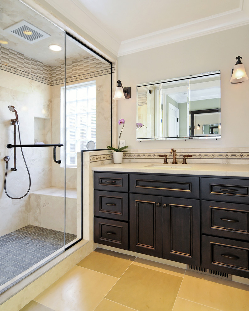 Immagine di una stanza da bagno american style con piastrelle a mosaico