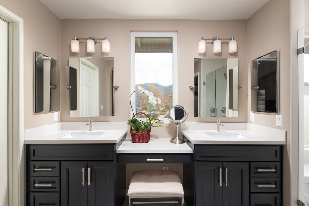Inspiration för mellanstora klassiska en-suite badrum, med skåp i shakerstil, svarta skåp, en dusch i en alkov, en toalettstol med hel cisternkåpa, flerfärgad kakel, glaskakel, beige väggar, ljust trägolv, ett integrerad handfat och marmorbänkskiva